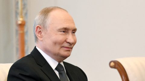 Putyin azt állítja, hajlandó találkozni Zelenszkijjel, de kétségbe vonja az ukrán elnök legitimitását