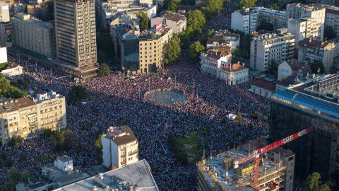 Újból tízezrek tüntettek Vucic hatalma ellen, a szerbiai parlament feloszlatását követelik