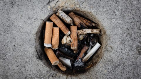 280 ezres büntetést is kaphat, ha francia tengerparton gyújt rá egy cigire