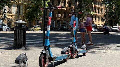 Meghalt egy igazoltatás elől menekülő 12 éves belga rolleres, miután ütközött a rendőrautóval