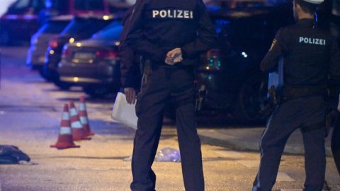 Egyre nagyobb veszélyben vannak, sokkoló pisztollyal szerelnék fel a német rendőröket