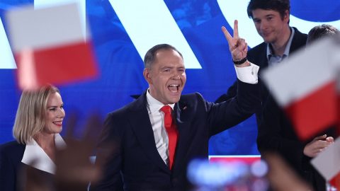 Lengyelországban elnök lett egy focihuligánból