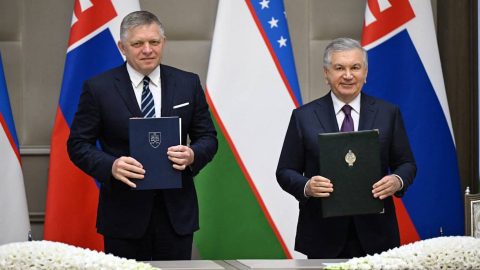 Üzbegisztánban panaszolta el Fico, hogy túl sok a párt Szlovákiában