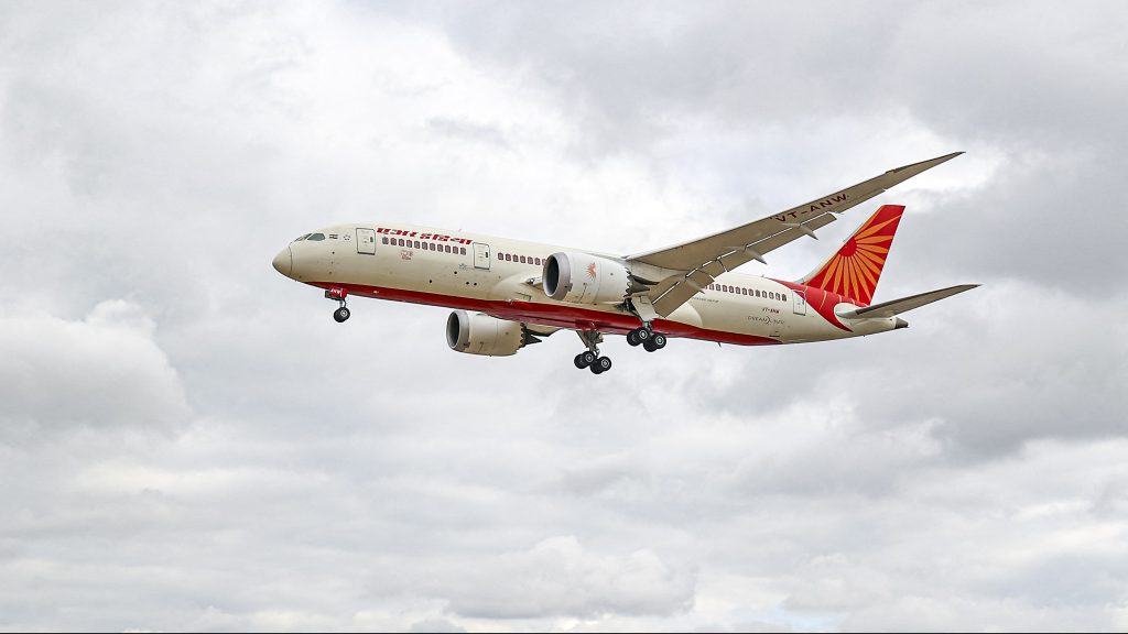 Műszaki hiba miatt megszakította útját az Air India egyik gépe