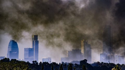 Irán Tel-Aviv és Haifa elhagyására szólított fel, Teheránban újabb robbanásokat hallani