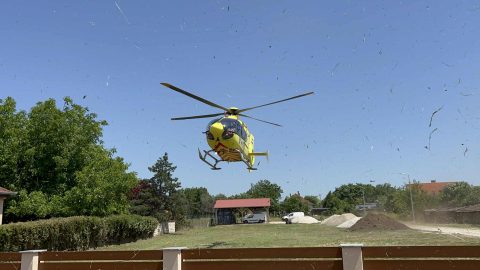 Vezetés közben rosszul lett és kerítésnek csapódott egy szlovák autós Sárbogárdon, a rendőrök élesztették újra