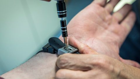 Mostantól okosórát kapnak lábbilincs helyett a házi őrizetesek