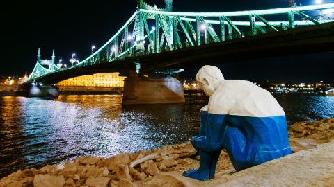 Komoly erőfeszítés kellett ahhoz, hogy valaki lefejezze a budai rakparton üldögélő férfialakot