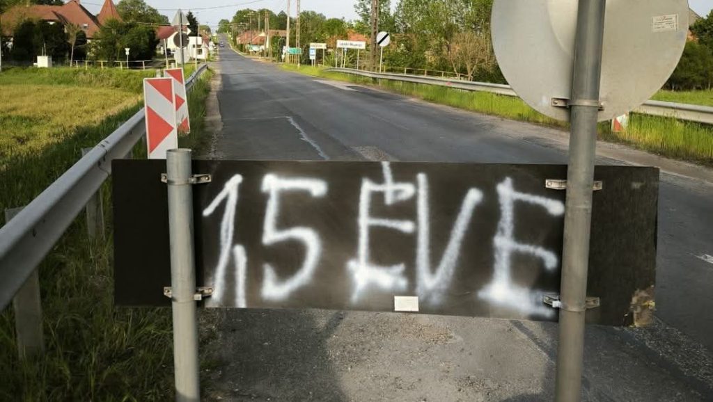 Bilincsben vitték el a rendőrök a Momentum aktivistáját, miután lefújta egy útjelzőtábla hátoldalát