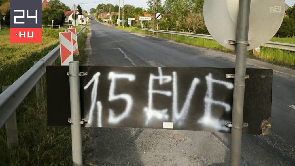 Bilincsben vitték el a rendőrök a Momentum aktivistáját, miután lefújta egy útjelzőtábla hátoldalát