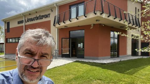 Hadházy elnézett egy EU-s pénzből épített látogatóközpontba, ami szerinte kísértetiesen hasonlít egy fürdőre