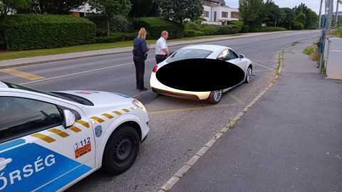 Meztelenül vezetett egy ittas férfi Budaörsön, majd megharapta az intézkedő rendőr karját