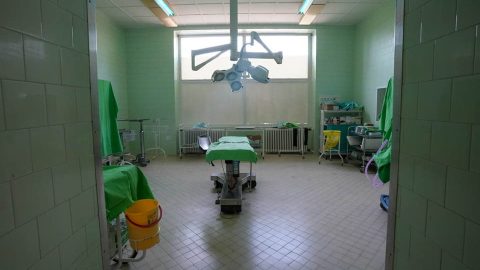 Nincs elég műtős öltöző, se klíma, se lift a szentesi kórházban