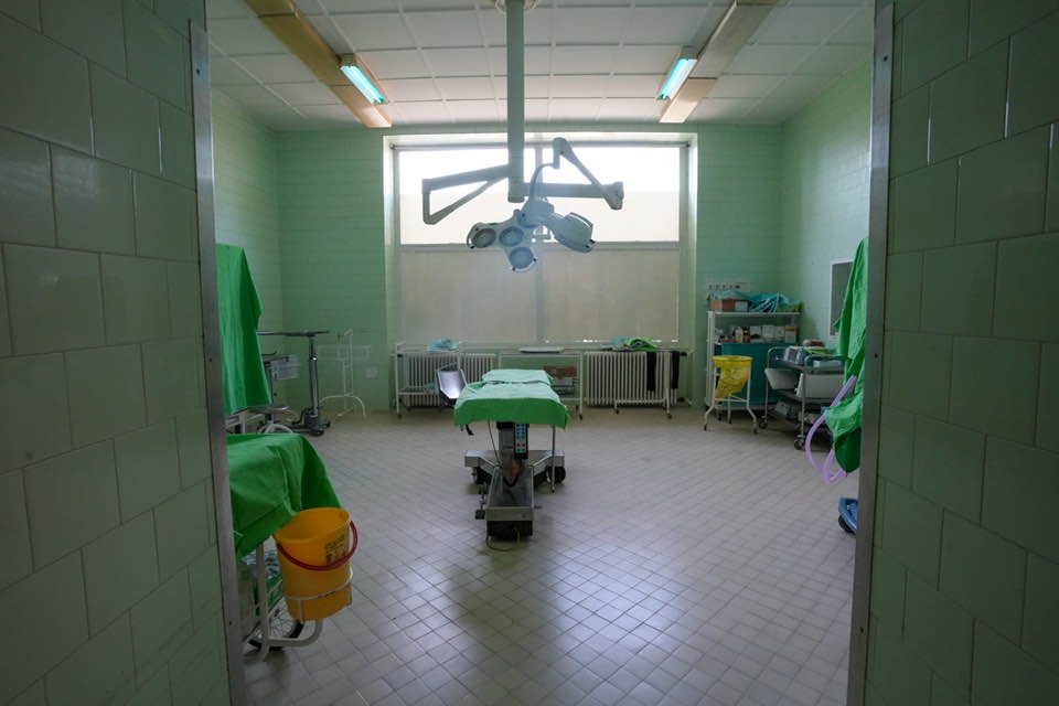 Függönyök között műtenek a szentesi kórházban, állítja Magyar Péter és Kulja András 1