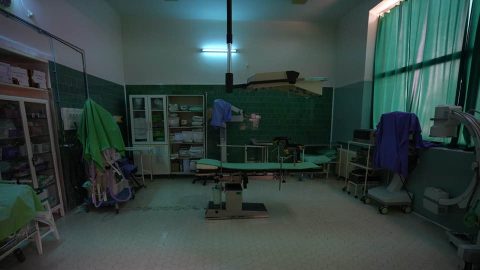 Függönyök között műtenek a szentesi kórházban, állítja Magyar Péter és Kulja András