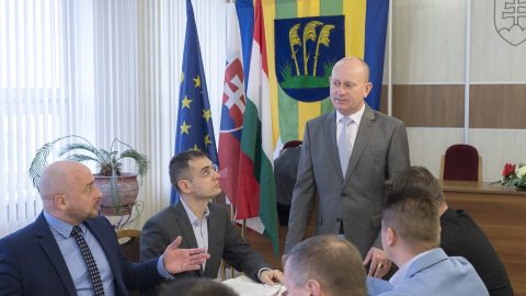 Szuverenitásvédelem: Magyar jelképek miatt jelentették fel és hallgatták ki a bősi polgármestert