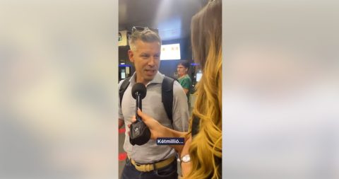 A Házibuli zenéjével osztotta meg a reptéri Hír Tv-s vallatását Magyar Péter