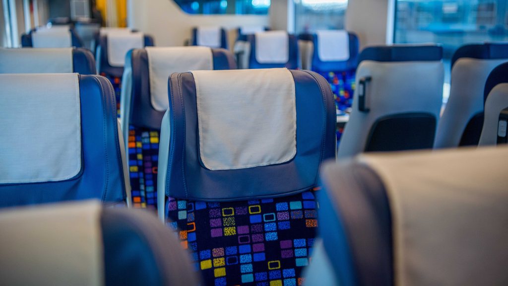 Rászakadt egy utas fejére a lámpa a Savaria InterCity-n