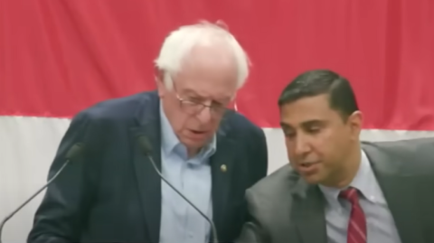 A pillanat, amikor Bernie Sanders értesült az Iránt ért amerikai támadásról – Videó