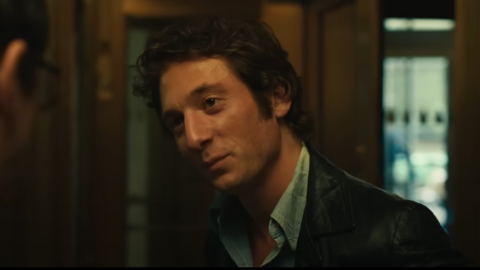 Jeremy Allen White nemcsak zenél, de az egész világot megjavítja Bruce Springsteenként