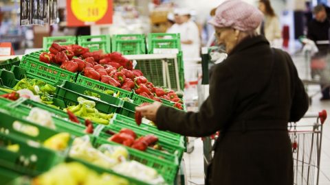 Megszabta a kormány a nyugdíjasok 30 ezres utalványának használati feltételeit