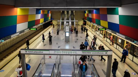 Másfél óráig nem járt a négyes metró