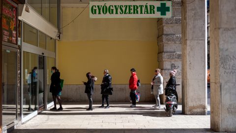 Önkéntes árkorlátozást vezetnek be a gyógyszer-nagykereskedők is