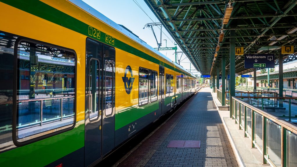 Vonat elé lépett és meghalt egy fiatal férfi Sopronnál
