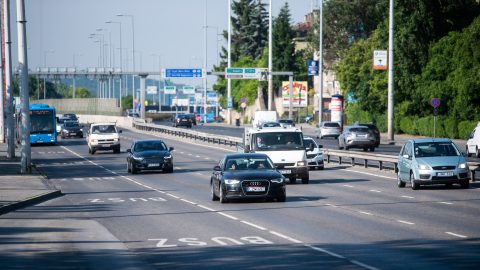 Jövő évtől az autó üzembentartója felel azért, hogy mindenki be legyen kötve