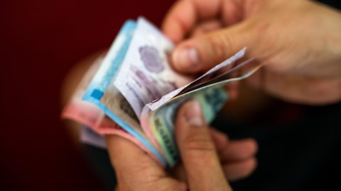 Havi mélypontjára jutott a forint az euróval szemben