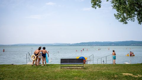Három strandoló húzta ki a vízben fuldokló férfit Balatonszárszón
