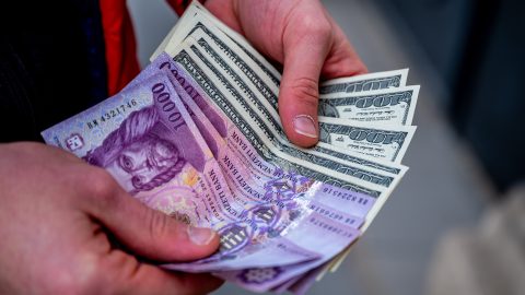 Estére tovább erősödött a forint