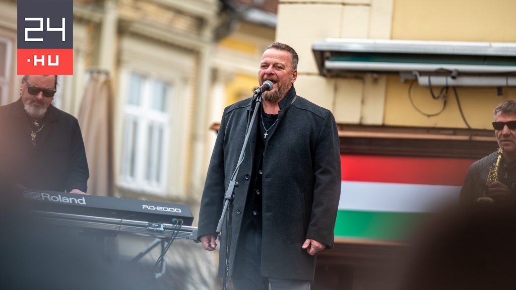 A Nélküled mellett a Beatrice, a Kárpátia, Ákos, illetve a Quimby slágerei is helyet kaptak az állam a ballagóknak szánt daloskönyvében