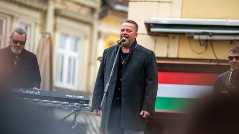 A Nélküled mellett a Beatrice, a Kárpátia, Ákos, illetve a Quimby slágerei is helyet kaptak az állam a ballagóknak szánt daloskönyvében