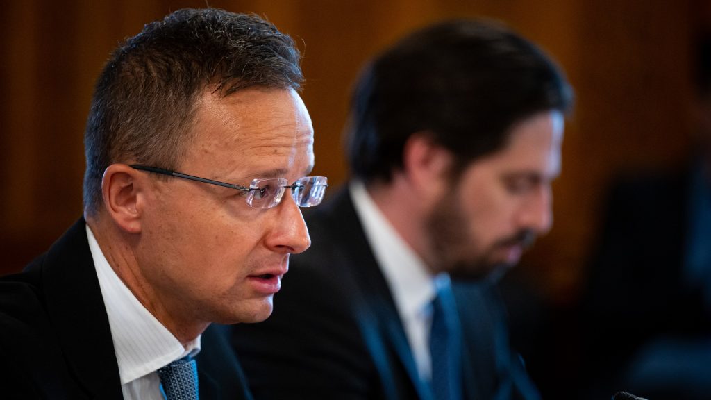 A Védelmi Tanács ülése előtt telefonált egyet az orosz külügyminiszterrel Szijjártó