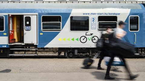 MÁV: lerobbant vonat, pótlóbuszok, késések a balatoni vonalon