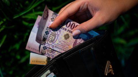 Év végéig meghosszabbítja a kamatstopot a kormány