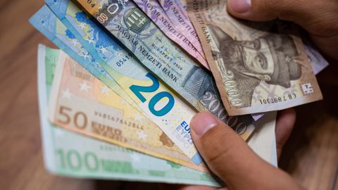 Az euróval és a dollárral szemben is gyengült a forint