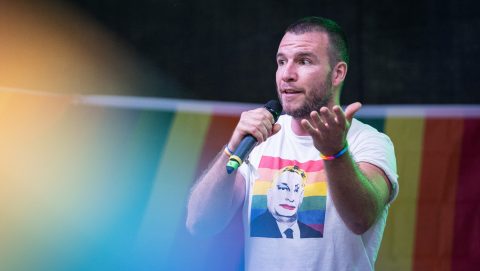Molnár Áron elment a Marriott elé, hogy átadjon egy üzenetet az új tulajdonosnak, Tiborcz Istvánnak