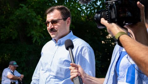 Logózott titokzokni, naptej, úszógumi – 100 milliót költ reklámajándékokra az Alapjogokért Központ