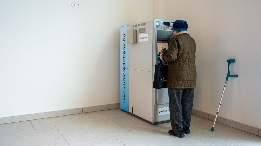 Bankszámlák: tízezreket spórolhatna a nyugdíjasok fele