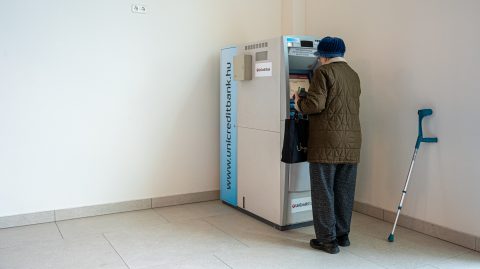 Bankszámlák: tízezreket spórolhatna a nyugdíjasok fele