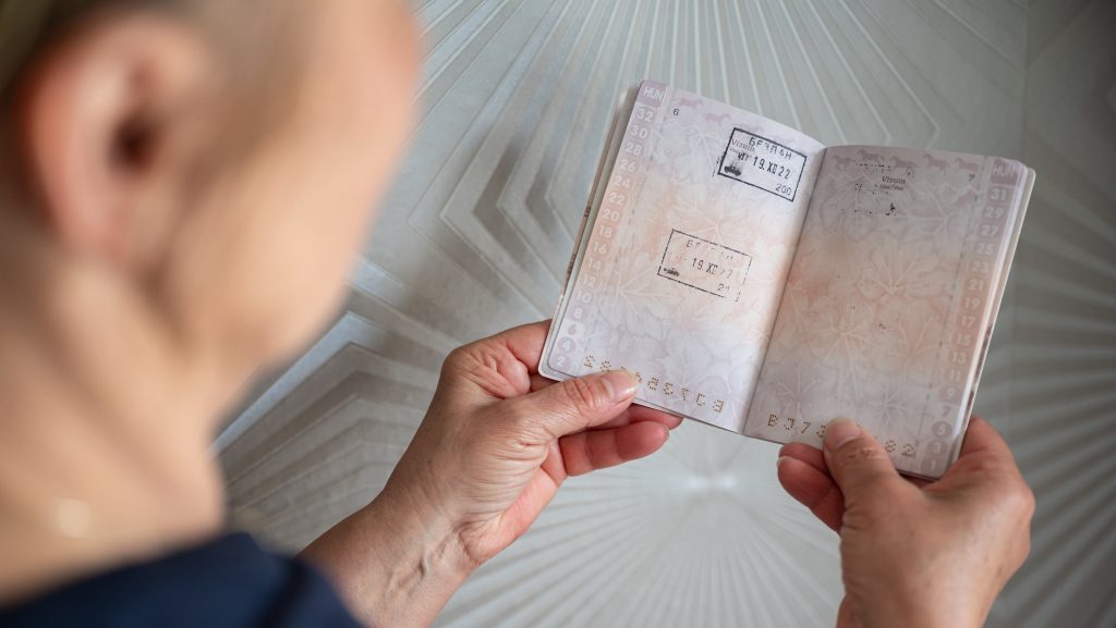„A miniszterelnök öccsével üzleteltek. Tudjátok, mennyi az annyi és merre hány méter” – befolyással üzérkedés miatt jelentették fel Orbán Áron társait