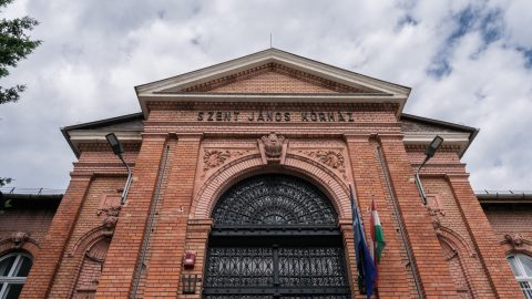 A János Kórházban egy A4-es papírral jelzik, hogy nem üzemel a babamentő inkubátor