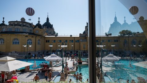 Mostantól este tízig lesznek nyitva a budapesti fürdők