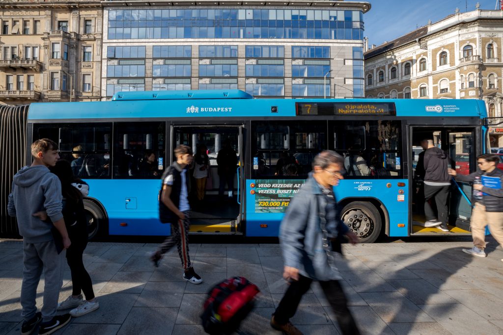 Budapest élni akar, nem csak túlélni – új plakátkampányba kezdett a csőd szélére került főváros
