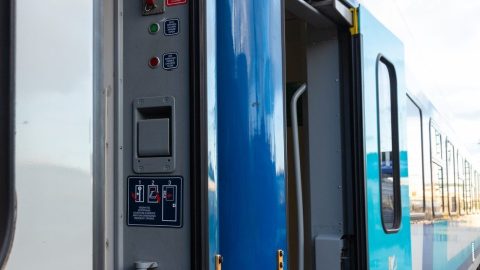 Nyitott ajtóval és 120 kilométer per órával robogott egy MÁV-kocsi egészen Székesfehérvárig