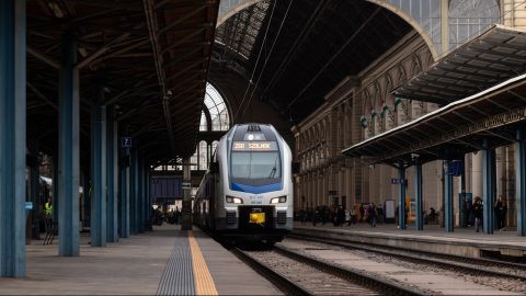 Keddtől vizet osztanak a vasút- és buszállomásokon – lehetőleg a bérlet vagy a jegy felmutatásáért cserébe