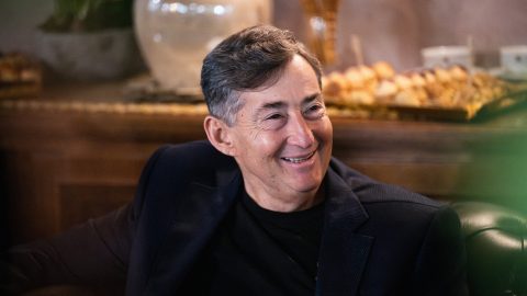 Mészáros Lőrinc a „gondolom, nem gyalog” szállóigéjével reklámozza az autókereskedős oldalát