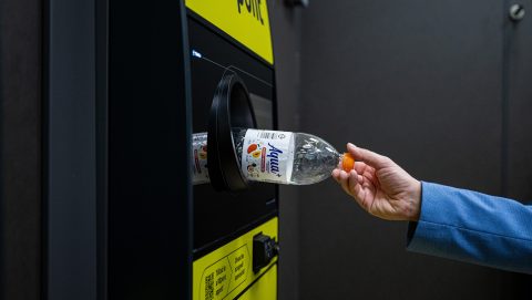 Anya-fia páros csalt ki több millió forintot egy áruháztól hamis üvegvisszaváltó kuponokkal